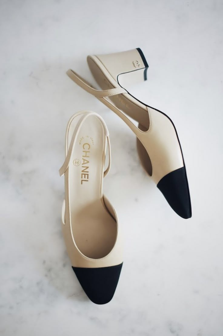 Chanel Slingback, Mode Chanel, Classy Shoes, Shoe Inspo, Aesthetic Shoes, Chanel Vintage, Elegant Shoes, Shoe Art, Slingback Heel