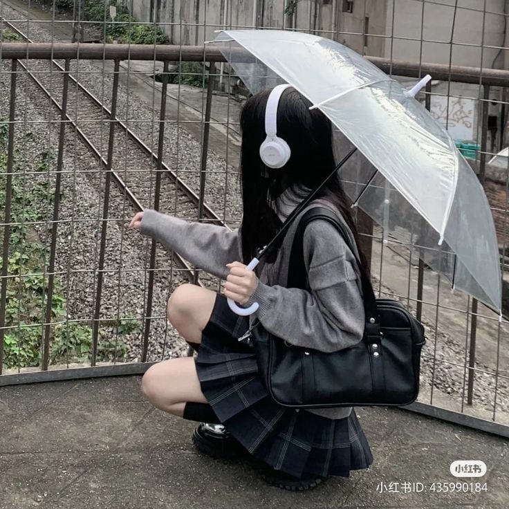 Girl With Headphones, Aesthetic Couple, Japan Aesthetic, Aesthetic Japan, Shy Girls, Korean Aesthetic, Japanese Aesthetic, Cinematic Photography, Pose Reference Photo