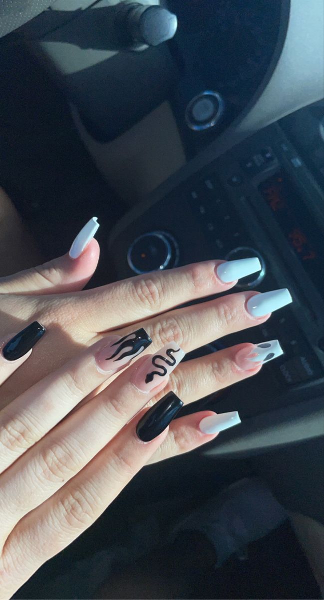 Trendy Nails Coffin Black, Black Snake Nail Design, Snake On Nails, Uñas Dark Aesthetic, Nails With Snake Design, Black Snake Nails, Snake Nails Designs, Black Flame Nails, Snake Nails