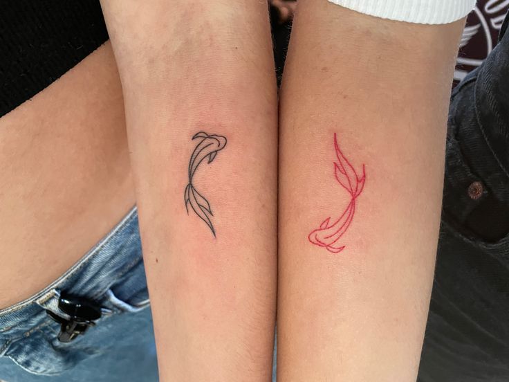 #matchingtattoo Koi Fish Couple Tattoo Design, Best Friend Tattoos Koi Fish, Twin Fish Tattoo, Set Tattoo Couple, Koi Fish Matching Tattoo, Matching Fish Tattoos, Matching Wrist Tattoos, Matching Koi Fish Tattoo, Pez Koi Tattoo