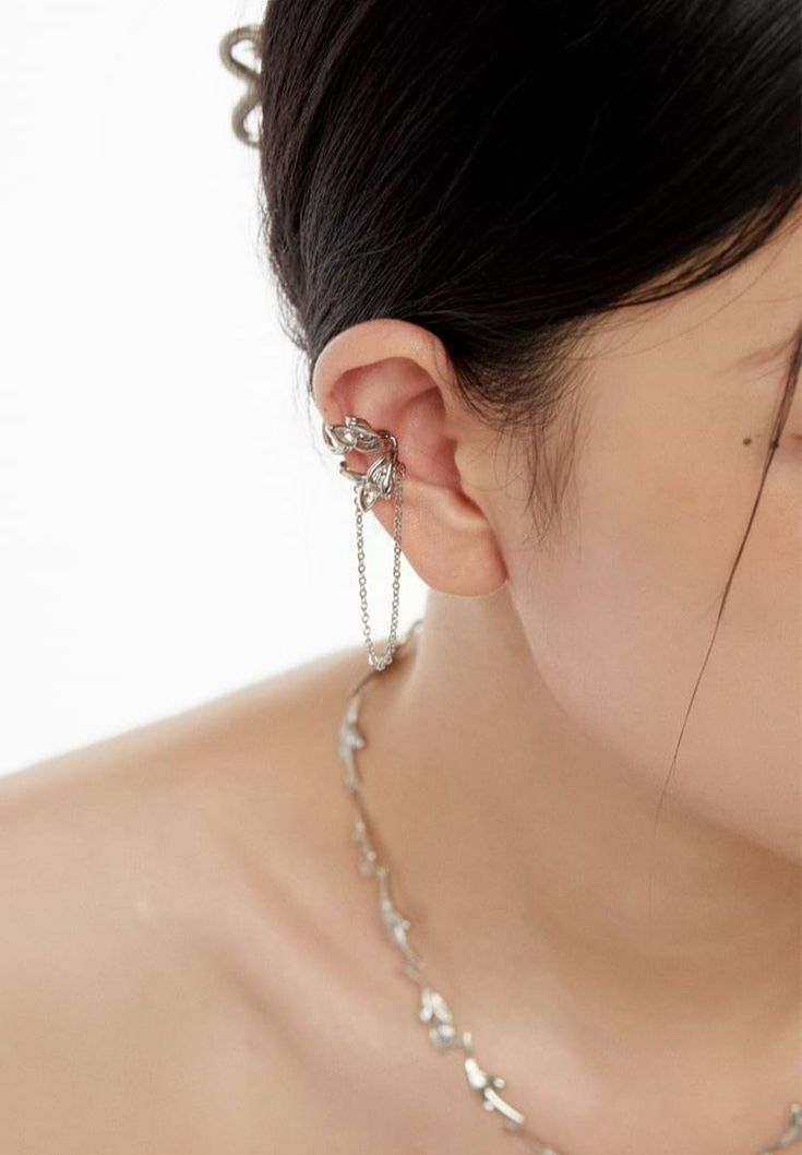 This fashion accessory features a Flower Ear Cuff with a Link Chain carefully designed to wrap around your ear. It is perfect for a night out, or to complete a timeless look. Wear it on your left or right ear, or both, for a personalized style. 
Gender: UnisexMaterial: Stainless Steel, Zinc AlloySize: 1.5 cm * 5.5 cmQuantity: 1 Piece Elegant Metal Ear Cuff For Evening, Silver Metal Ear Cuff For Formal Occasions, Elegant Metal Ear Cuff For Party, Silver Dangle Ear Cuff For Party, Elegant Metal Single Ear Cuff, Adjustable Metal Elegant Ear Cuff, Elegant Adjustable Metal Ear Cuff, Elegant Metal Ear Cuff For Weddings, Metal Clip-on Ear Cuff As A Gift