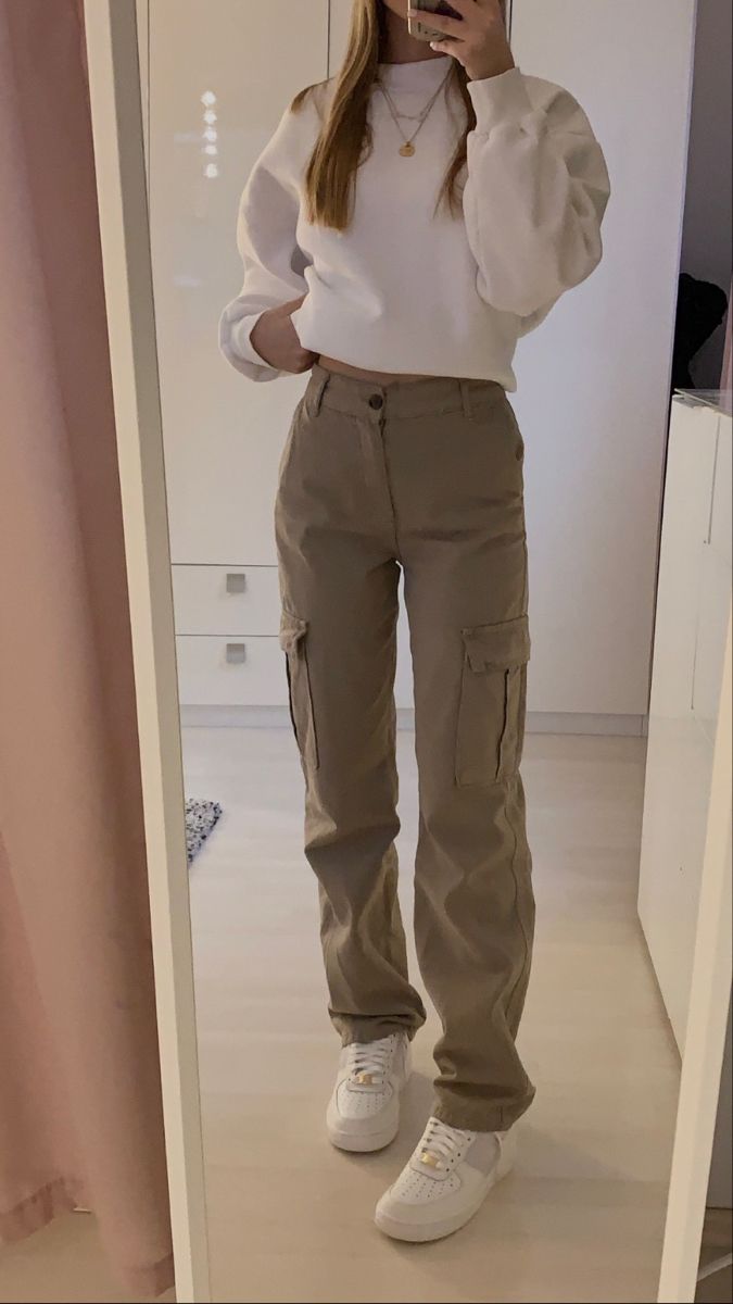 Crop Joggers Outfit, Elegant Cargo Pants, Beige Outfit Ideas Casual, Beige Cargo Winter Outfit, Khaki Pants Winter Outfit, Taupe Cargo Pants Outfit, Cargo Khaki Pants Outfits, Kakhi Pants Outfit Women, Kacki Pants Outfit