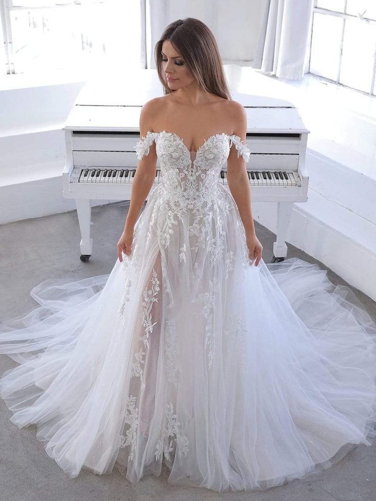 Blue by Enzoani Wedding Dress Blue by Enzoani: Natsuko Princess Bride Dress, Blue By Enzoani, Tulle Wedding Dresses, Boho Bridal Gowns, Pretty Wedding Dresses, Cute Wedding Dress, Applique Wedding, Dream Wedding Ideas Dresses, Princess Wedding Dresses