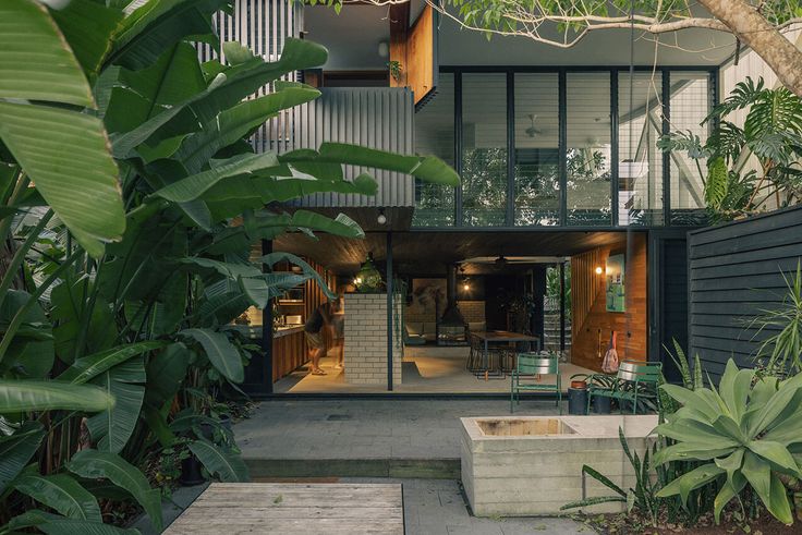 EAST BRISBANE HOUSE | NIELSEN JENKINS - Australian Institute of Architects Nielsen Jenkins, Brisbane House, Brisbane Architecture, Brisbane Architects, Tropical Architecture, Nature Architecture, Australian Architecture, Passive House, Architecture Awards