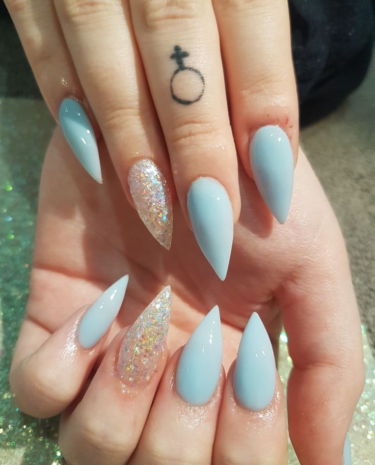 Stilleto Blue Nail Designs, Cute Stelito Nails, Pale Blue Wedding Nails, Pale Blue Nails With Glitter, Light Blue Nails Stiletto, Blue And Nude Nail Designs, Summer Vacation Nails Almond Shape, Blue Boho Nails, Blue Stilletos Nails