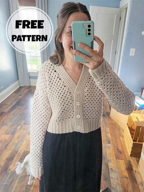 a woman taking a selfie in front of her mirror with the caption free pattern