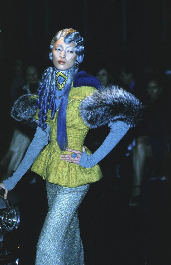 #Dior #Fall1998RTW #Fashionrunway #Fashionshow #supermodels90s #JohnGalliano Dior 2000 Runway, Editorial Fashion 90s, Iconic Fashion Moments Runway, 90s Supermodel Runway, 80s Avant Garde Fashion, Avant Grande Fashion, Vivienne Westwood Archive Runway, Texture In Fashion Design, Run Way Models Fashion Show