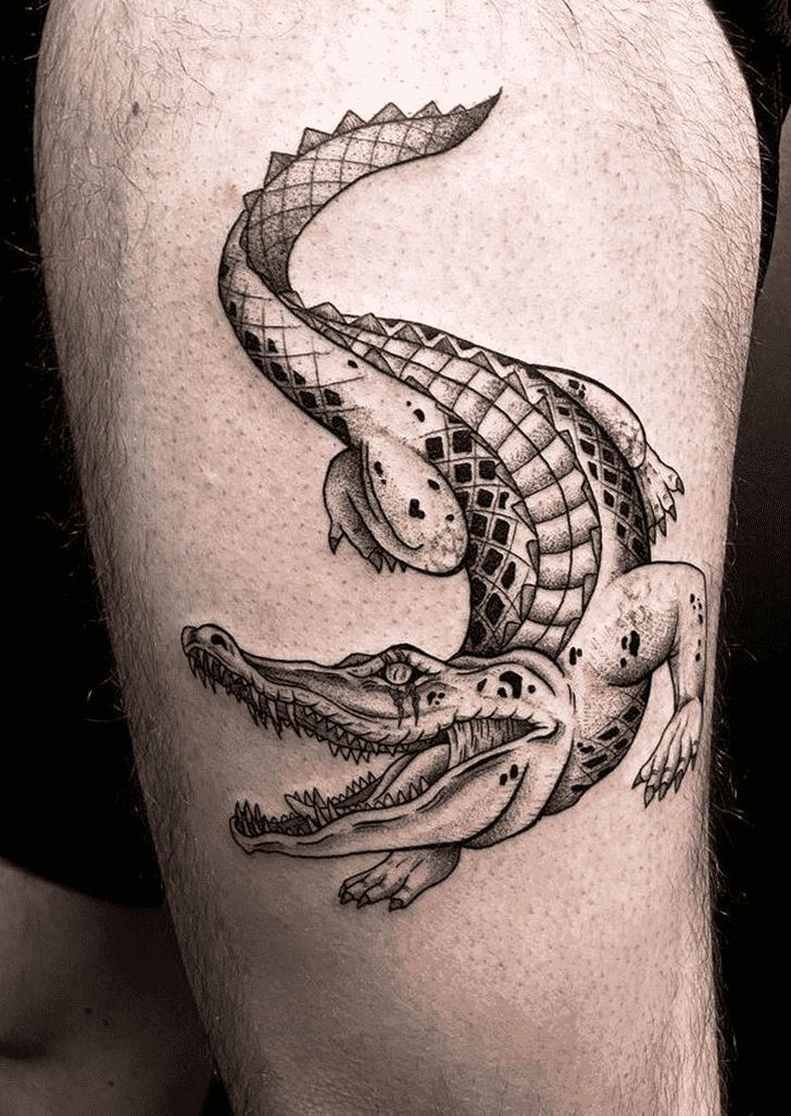 a man's thigh with an alligator tattoo on it