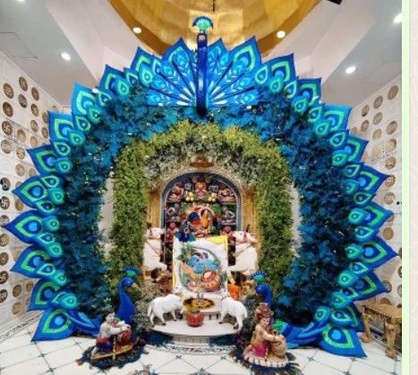 an elaborately decorated room with peacocks and other things on display in the center