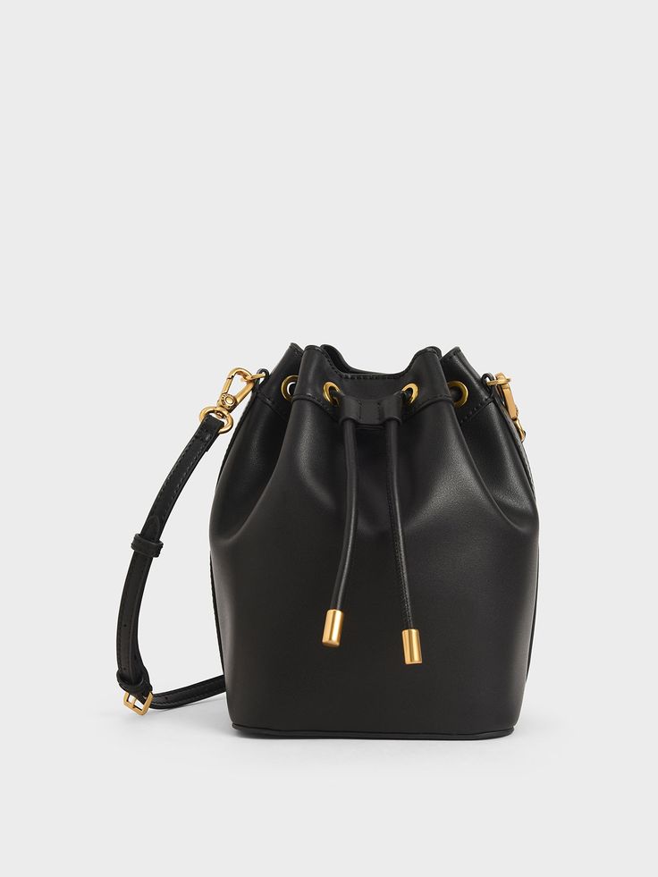 Bucket Bags Outfit, Classic Parisian Style, Paris Outfit Ideas, Charles And Keith, Bright Bag, Black Bucket Bag, Woven Leather Bag, Parisian Women, Parisian Vibes