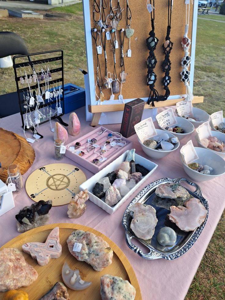 Crystal and jewellery display on a pink table. Local market stall outdoors. Crystal Market Stall Display Ideas, Crystal Displays Ideas, Crystal Market Stall, Jewellery Stall Display Ideas, Crystal Business Ideas, Market Stall Display Ideas Jewelry, Crystal Wishlist, Jewellery Stall, Market Stall Display Ideas