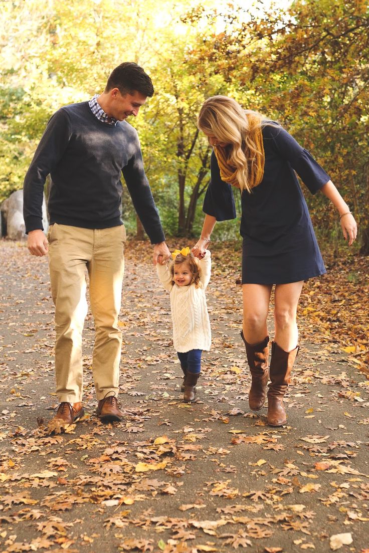 Family Pictures 2018 Family Fall Photoshoot Ideas, Family Fall Photoshoot, Fall Picture Outfits, Fall Photoshoot Family, Fall Photoshoot Ideas, Family Photo Outfits Winter, Family Photo Colors, Fall Pics, Fall Family Portraits