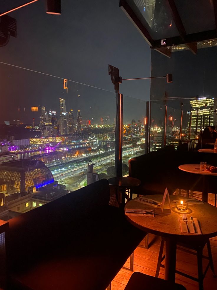 an outdoor restaurant overlooking the city at night