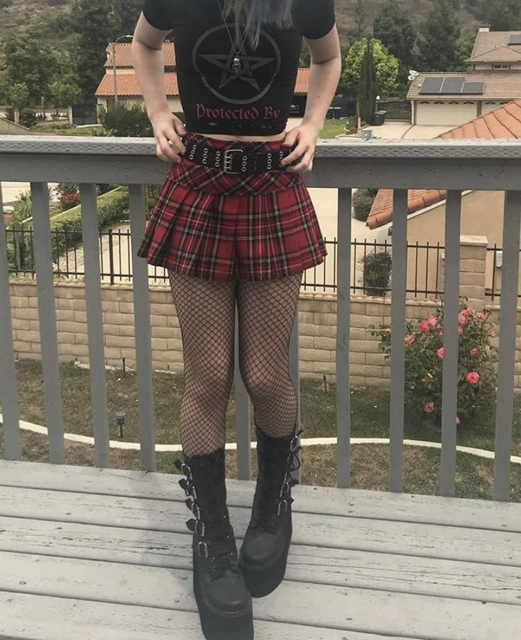 Summer Goth Outfits Skirt, Punk Outfits Skirt, Skirt Goth Outfit, Punk Skirt Outfit, Egirl Skirt, Punk Summer Outfits, Red Plaid Skirt Outfit, Corset Grunge, Egirl Tiktok