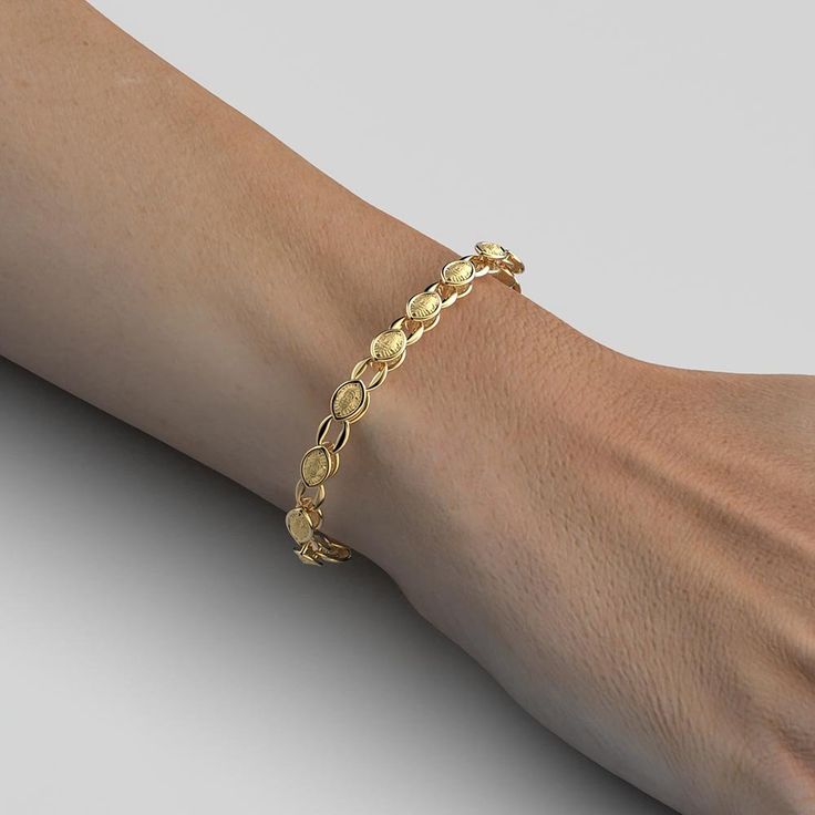 Discover our exquisite Italian Gold Bracelet, a true masterpiece of craftsmanship and elegance. Crafted in your choice of 14k or 18k solid gold, this Baroque Style Link Bracelet is a radiant symbol of luxury and style. • 14k or 18k Gold • The Bracelet is available in standard 7.5 inch length (18,5 cm). • Made in Italy Solid Gold Bracelet, Gold Baroque, Gold Armband, Italian Jewelry, Baroque Style, Baroque Fashion, Gold Rose, Link Bracelets, Ring Verlobung