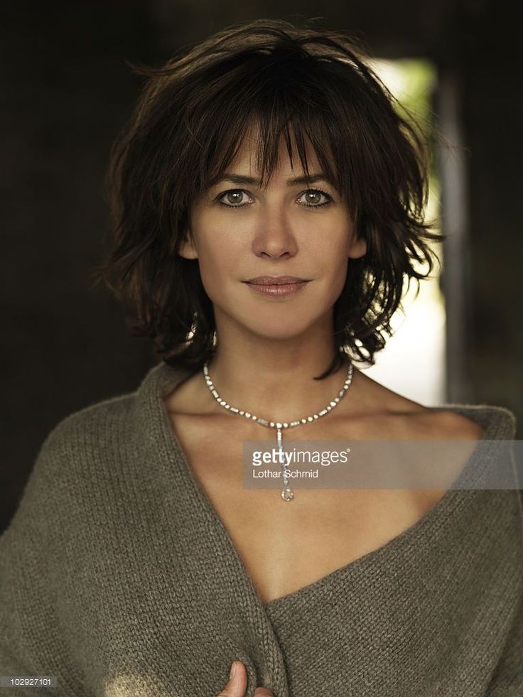 Schauspielerin Sophie Marceau posiert bei einer Porträtsession in Paris am... #bob-frisuren-natur Sophia Marceau, Shag Hairstyle, Top Hairstyles, Portrait Session, 가을 패션, Hair Today, Great Hair, Hair Dos, Hairstyles With Bangs