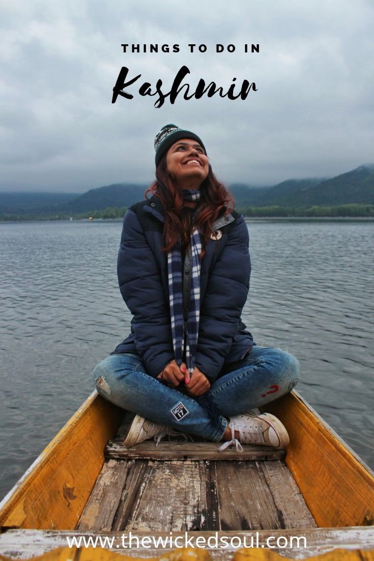 a woman sitting on the end of a boat with text overlay that reads things to do in kashmin