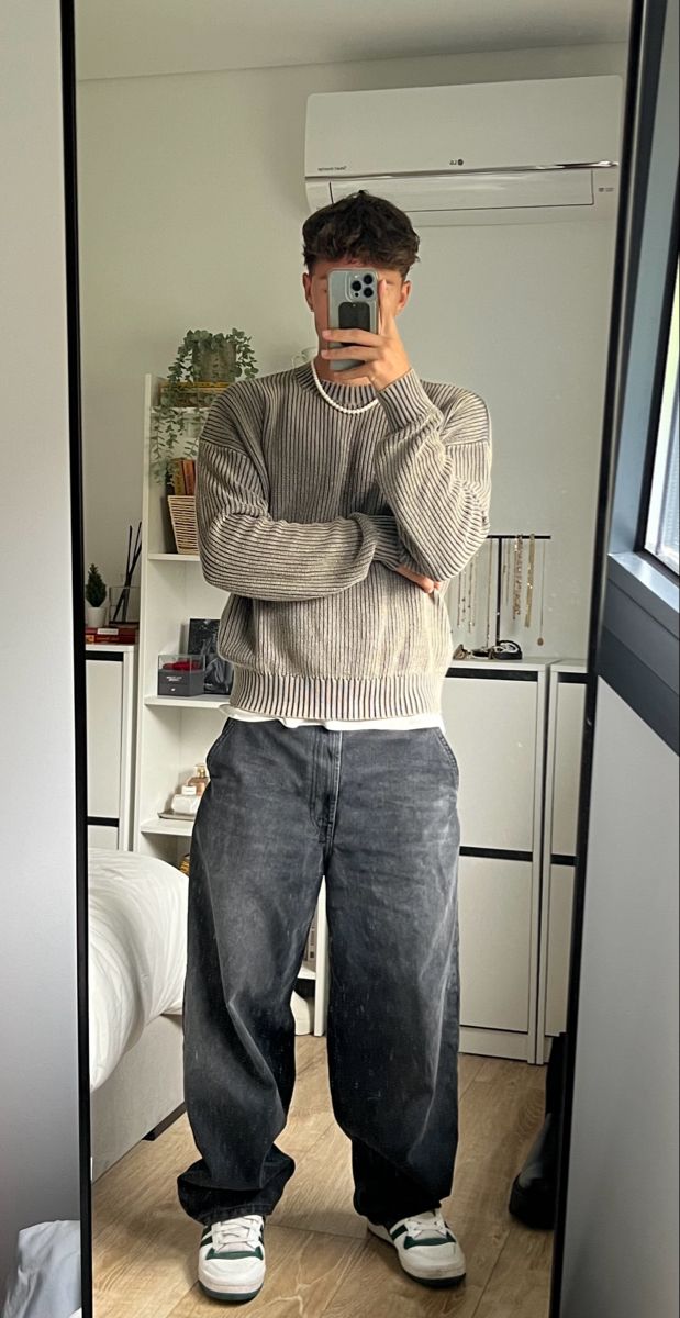 Winter Outfit Inspo Men, Boy Outfit Inspo Aesthetic, Outfit Inspo Men Winter, Men Outfit Ideas Aesthetic, 2024 Outfits Men, Outfit Uomo Streetwear, Street Style Men Aesthetic, Outfit For Boys Aesthetic, Black And Grey Outfit Men