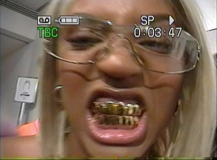 Sunglasses For Your Face Shape, Grillz Teeth, Look 80s, Badass Aesthetic, Come Undone, Mode Inspo, Grunge Hair, Black Culture, Y2k Aesthetic