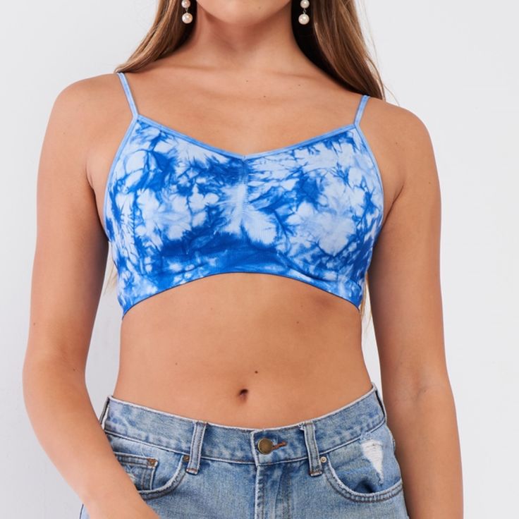 Blue Tie Dye Seamless Bralette Top Fabric: 92% Nylon / 8% Spandex Color: Blue Size Ratio: S/M-M/L Item Features: Blue, Tie-Dye, Sleeveless, Non-Adjustable Shoulder Straps, V-Neck, Tight, Ribbed Detail, Unlined, Very Stretchy, Casual, Sportswear, Activewear, Work-Out Clothes, Yoga, Stretching, Gym Outfit S#Cb6 Blue Stretch Sports Bra With Removable Pads, Blue Crop Top With Built-in Bra And Spaghetti Straps, Blue Spaghetti Strap Crop Top With Built-in Bra, Blue Stretch Camisole With Spaghetti Straps, Blue Crop Top With Spaghetti Straps And Built-in Bra, Blue Seamless Spaghetti Strap Crop Top, Blue Seamless Crop Top With Spaghetti Straps, Blue Seamless Tank Top For Spring, Seamless Blue Spaghetti Strap Crop Top