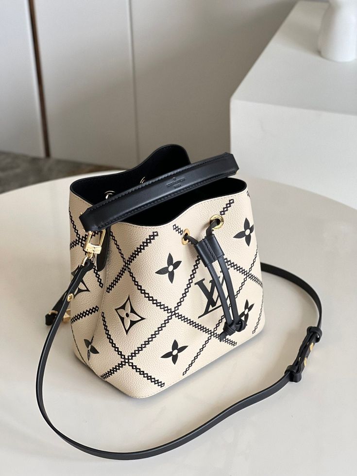 The NéoNoé bucket bag in Monogram Empreinte looks more fashionable than ever, adorned with immaculately crafted contrast stitching. The supple leather is printed, embossed, then embroidered with a distinctive pattern that recalls the quilted lining of the Maison’s trunks. The refined embellishment makes this versatile NéoNoé a statement piece for Spring 2022 and seasons to come. Detailed Features 26 x 26 x 17.5 cm (Length x height x width ) Crème Beige / Black Embroidered embossed supple grained Lv Art, Tas Louis Vuitton, Tas Lv, Vanilla Aesthetic, Louis Vuitton Neonoe, Expensive Bag, Luxury Bags Collection, Girly Bags, Luxury Purses