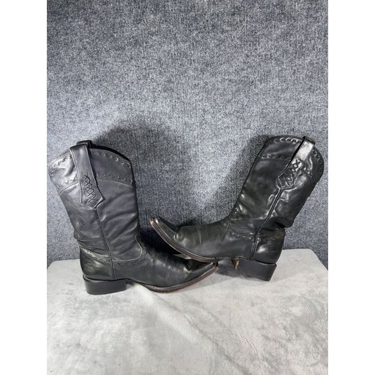 Cuadra Mens Boots 10 Black Western Boots Brand. Cuadra Leather. Cowhide Boot Leg Leather Cowhide Lining Leather First Quality Toe Square Sole Leather Gender Man Condition Used Features: Western Boot Size: Mens 10 Condition: Pre-Owned Good Good Condition Leather Sole Moto Boots For Rodeo, Fitted Black Rugged Boots, Western Business Boots With Leather Sole, Western Almond Toe Boots For Business, Western Style Almond Toe Boots For Business, Western Moc Toe Business Boots, Western Snip Toe Boots For Business, Western Moc Toe Boots For Business, Classic Black Square Toe Moto Boots