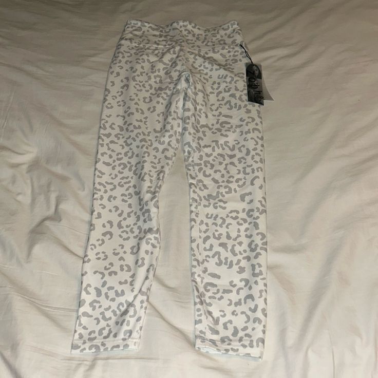 Full Length White And Grey Leopard Print Size S Casual White Yoga Pants, White Fitted Casual Activewear, White Fitted Yoga Pants For Gym, Casual White Fitted Activewear, White High Waist Yoga Pants, White High-waist Activewear For Spring, White High Waist Yoga Pants For Spring, High Waist White Yoga Pants, Casual White Yoga Leggings