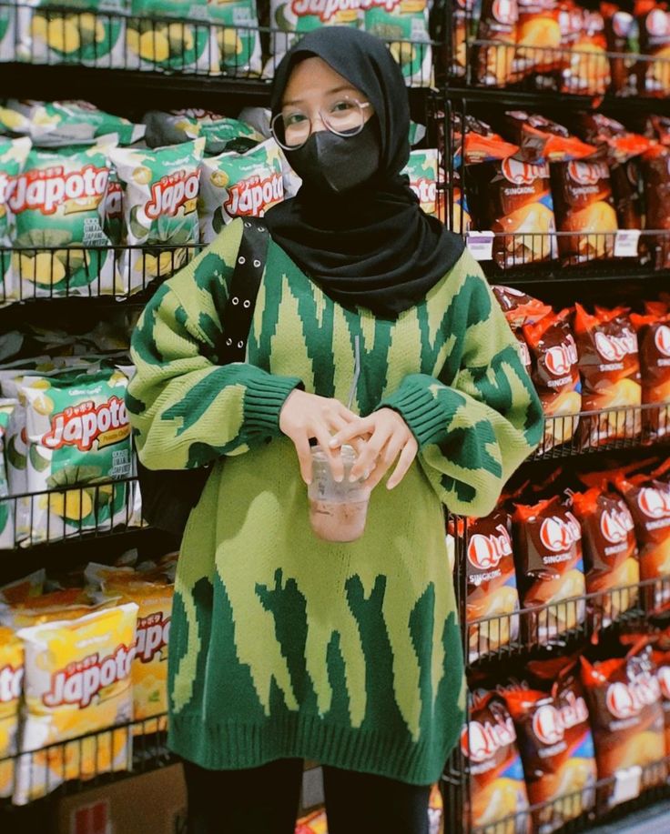 Pose In Mall, Ootd Sweater Rajut Hijab, Sweater Oversized Hijab, Ootd Sweater Oversize Hijab, Oversized Outfit Hijab, Kaka Aesthetic, Ootd Sweater Oversize, Outfit Sweater Oversize, Outfit Rajut