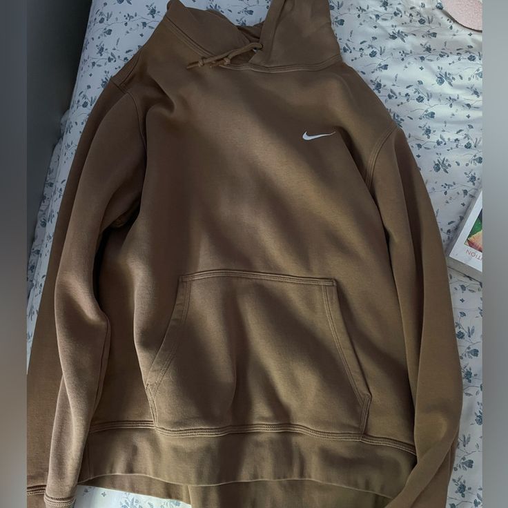 Brand New Size L Nike Casual Brown Tops, Casual Brown Nike Top, Brown Sporty Sweatshirt For Spring, Sporty Brown Sweatshirt For Spring, Casual Brown Hoodie For Spring, Casual Brown Spring Hoodie, Brown Hoodie For Spring Streetwear, Brown Spring Streetwear Hoodie, Brown Nike Hoodie