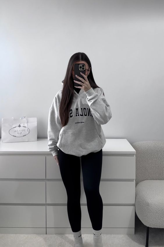 Gray Hoodie Outfit, Hoodie Outfit Aesthetic, Hoodie And Leggings Outfit, Oversized Hoodie Outfit, Grey Leggings Outfit, Outfits Leggins, Mode Swag, Look Legging, Mode Emo