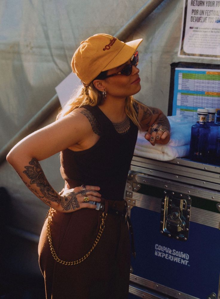 Tash Sultana Tattoo, Tash Sultana Style, Biker Girlfriend Aesthetic Outfits, Futch Fashion, Queer Fashion Women, Tattoo Outfit, Masc Fem, Tash Sultana, Lesbian Fashion