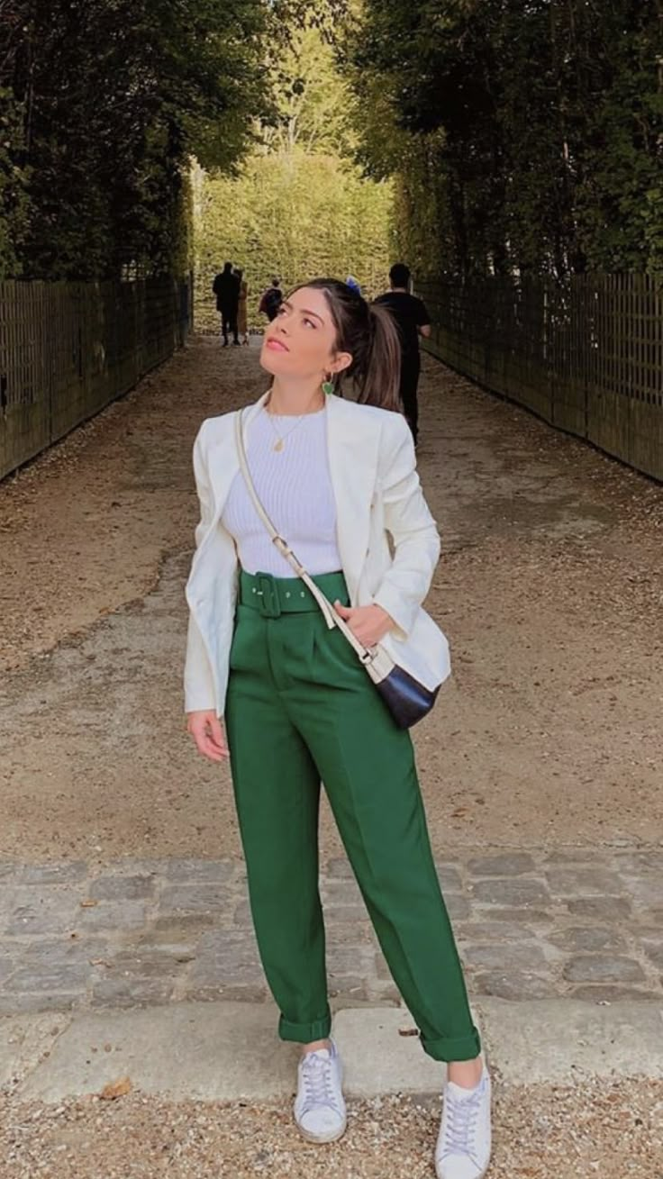 Style With Blazer, Green Pants Outfit, Looks Adidas, Mommy Outfits, Casual Outfit Inspiration, Stylish Work Attire, Elegante Casual, Green Pants, Casual Work Outfits