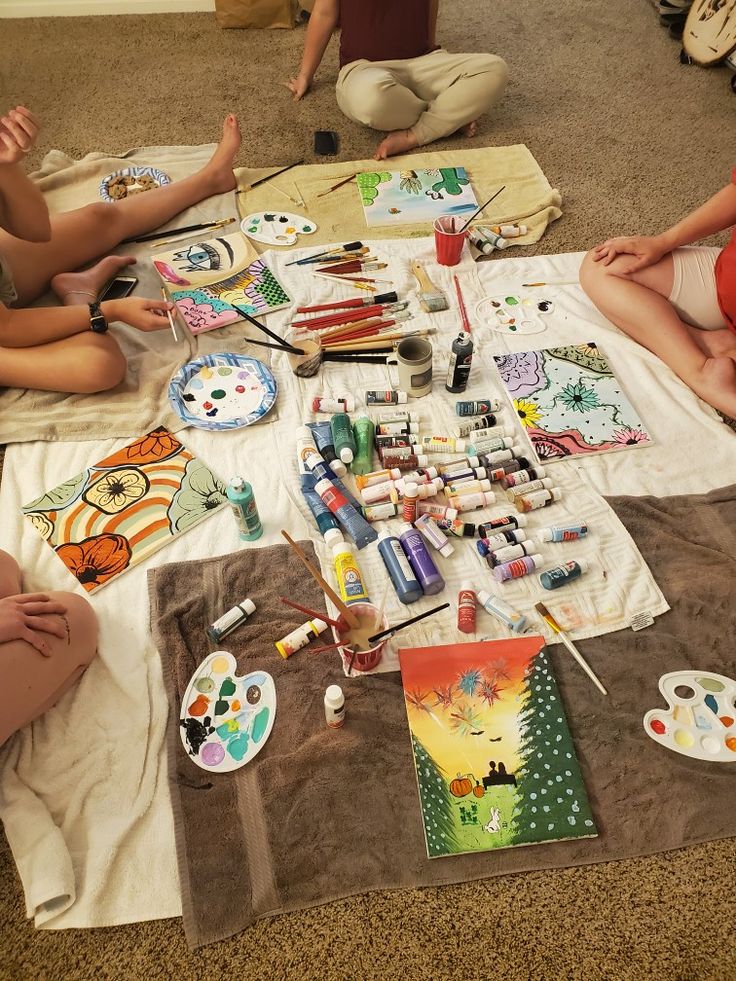 Paintings and supplies in a circle with friends Art Canvas Switching, Switching Canvas Painting, Switch Canvas Painting, Last Minute Outfit Ideas Night Out, Sleepover Painting Ideas, Paint And Switch Every 5 Minutes, 5 Minute Painting Ideas, Switch Every 5 Minutes Painting, Pass The Painting Game