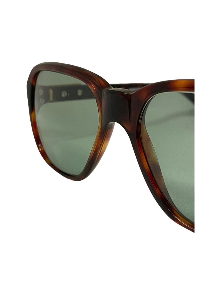 Persol Ratti Vintage present the mod. Manager Sunglasses, are detailed in a position to define the entire look, perfectly combining functionality and style. Occhiale venduto SENZA ASTUCCIO ORIGINALE Color: HavanaMaterial: AcetateLenses: GreenSize: 54 mm / 17 mm / 137 mm Formal Square Frame Cat Eye Sunglasses With Polarized Lenses, Formal Cat Eye Sunglasses With Tinted Square Frame, Classic Shield Sunglasses With Uva Protection, Classic Shield Sunglasses With Uv Protection, Formal Brown Aviator Sunglasses With Tinted Lenses, Classic Formal Cat Eye Sunglasses With Tinted Lenses, Formal Cat Eye Sunglasses With Tinted Square Lenses, Modern Brown Cat Eye Sunglasses For Formal Occasions, Classic Aviator Sunglasses With Uva Protection For Formal Occasions