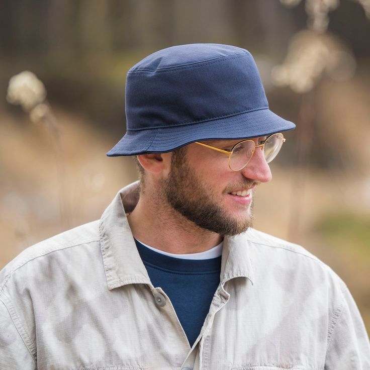 An ideal proposition for fishing and travel enthusiast - practical and comfortable Bucket style, Golf short brim hat made of weatherproof waxed cotton. Waxed cotton is made by the greatest British Millerain, so it is not only very breathable, but also has exceptional weather-resistant properties. Because of the special blend of waxes, it has a drier feel than common waxed fabrics and is waterproof. The British Millerain company was established in 1880, since then it became a pioneer of waxed cotton.  Its 5cm wide stitched brim protects well from the sun, doesn't heat up and makes it a perfect outdoor activity hat. Crown height: ca.9.5 cm/3.74 inch. It's a very lightweight Bucket hat with a sweatband made of cotton to make it more comfy. CZX-GLF-C51 Short Brim Hat, Fiddler Cap, Outdoor Hut, Safari Hat, Hat Base, Trilby Hat, Rain Hat, Vintage Biker, Outdoor Hats