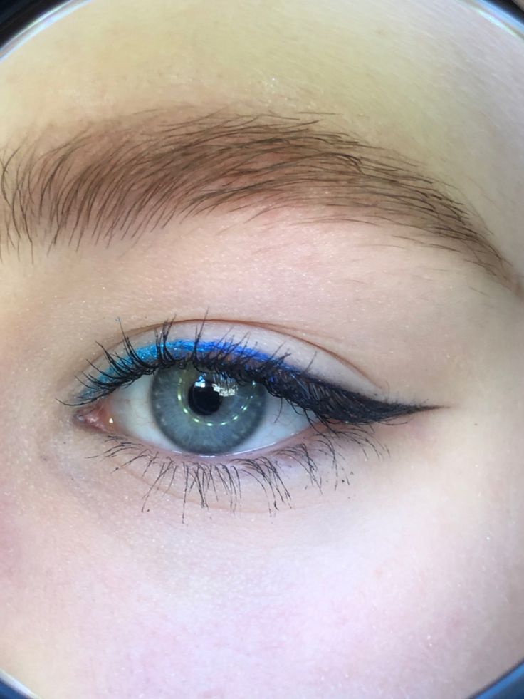 Simple Blue Eyeliner Makeup, Minimal Blue Eye Makeup, Gray Eyeliner Blue Eyes, Blue Eyeliner Looks Simple, Blue Makeup For Hooded Eyes, Blue And Black Eyeliner, Soft Blue Eye Makeup, Blue Eyeliner Blue Eyes, Makeup Blue Eyeliner