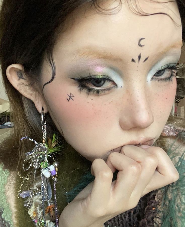 Dystopian Makeup, Extra Makeup Looks, Subtle Clown Makeup, Fairycore Makeup, Unique Makeup Looks, Unconventional Makeup, Hippie Makeup, Vampire Bride, Funky Makeup