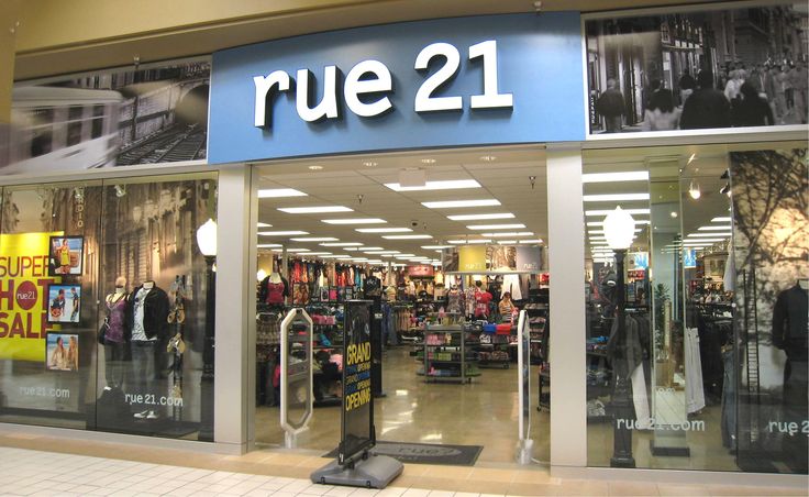 a store front with the words rue 21 on it