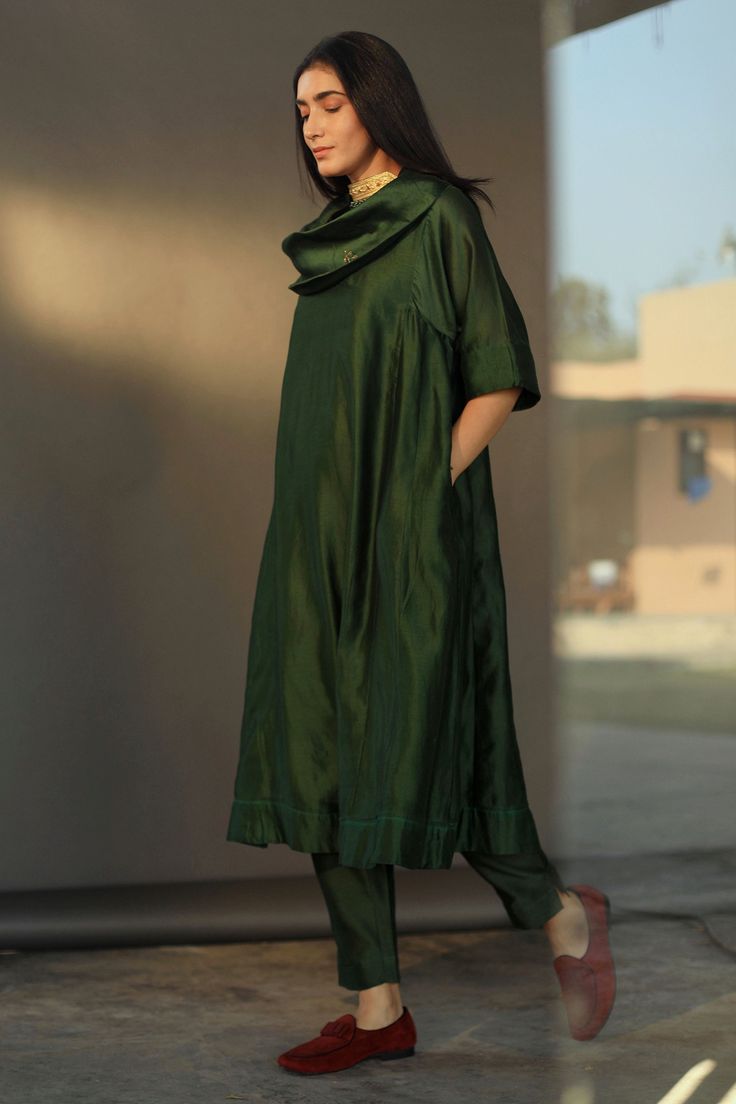 Green chanderi flared kurta with side pockets. Comes with cigarette pant.
Components:2
Embroidery
Neckline:Cowl
Sleeve Length:Three fourth
Fabric:Chanderi
Color:Green
Hand embroidered zardozi flower motif on neckline - Aza Fashions Cowl Sleeve, Embroidery Neckline, Black Lehenga, Artsy Outfit, Glam Chic, Kurtis With Pants, Ageless Style, Trendy Sarees, Green Hand