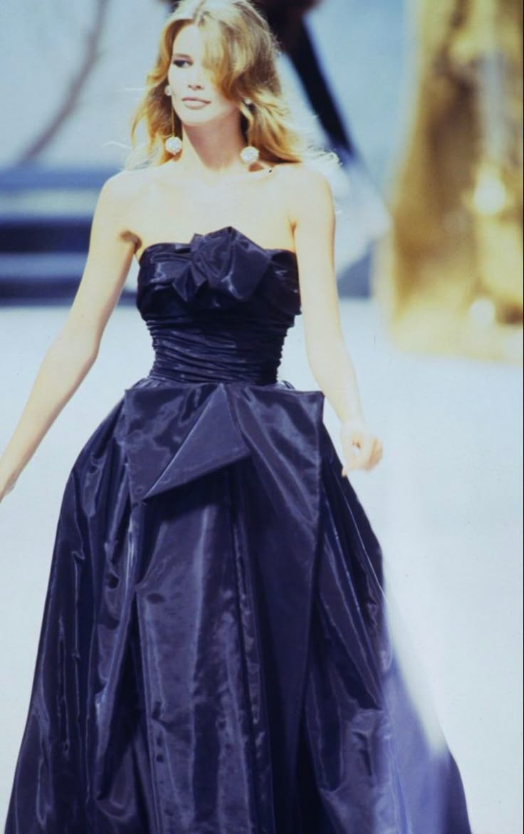 Chanel 1991 Runway, Chanel Gowns Couture Evening Dresses, Claudia Schiffer Chanel, Chanel Mini Dress, Fashion Runway Aesthetic, Vintage Chanel Dress, Vintage Runway Fashion, Dresses 90s, Runway Gowns