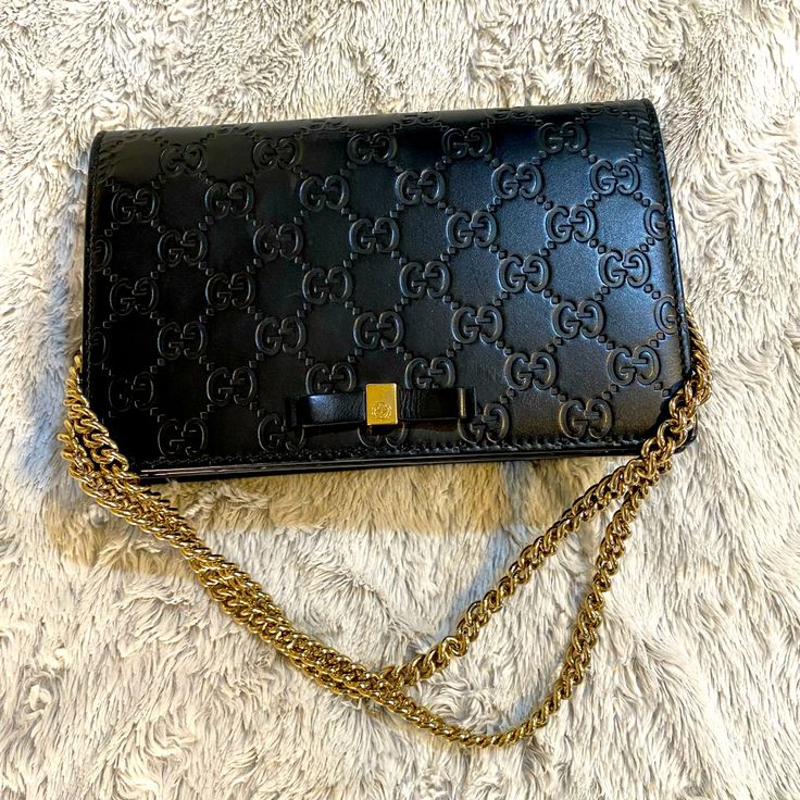 Black Gucci Logo Chain Bag Gucci Chain, Bags Gucci, Gucci Logo, Body Color, Chain Bag, Gucci Black, Gucci Bags, Chain Bags, Cross Body