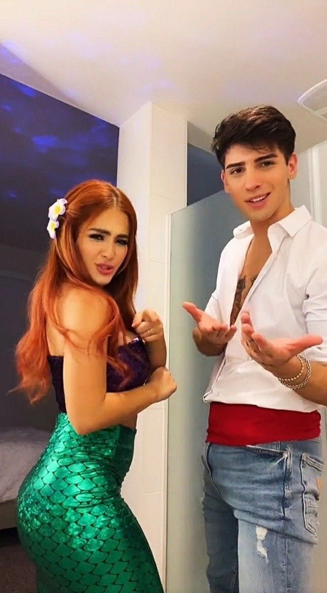 funny couple costumes college Ariel Couple Costume, Cute Couple Halloween, Ariel Halloween Costume, Couple Costume Ideas, College Halloween Costume Ideas, Gay Costume, College Halloween Costume, Halloween Duos, Ariel Costumes