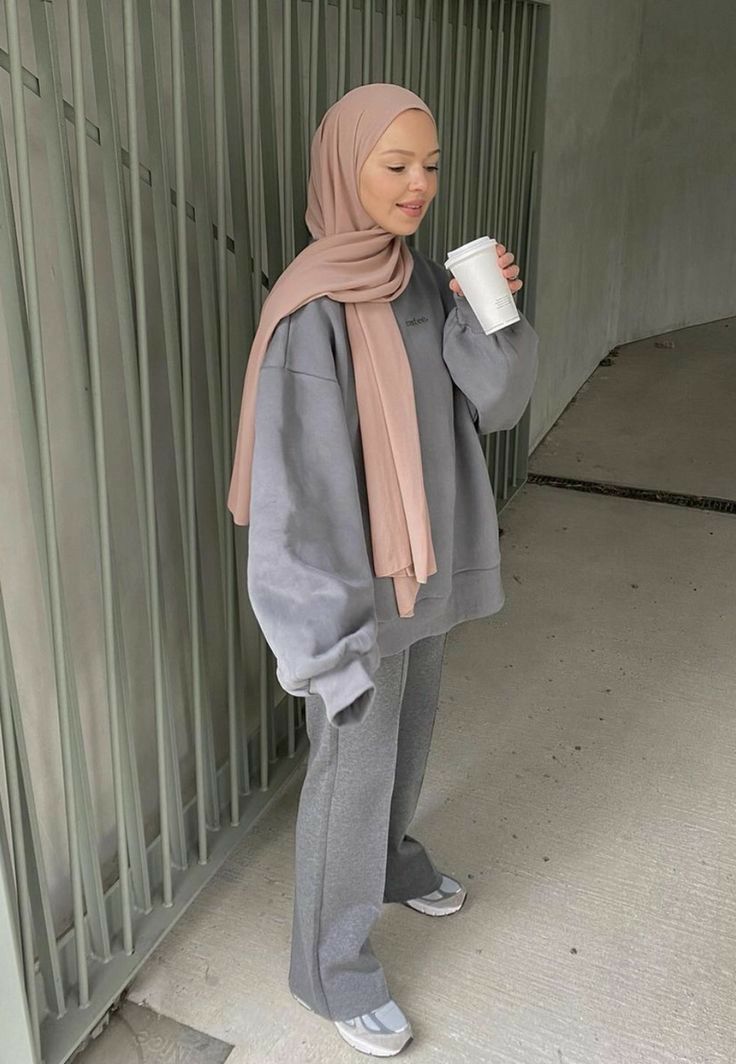 Hijab Fashion Summer, Street Hijab Fashion, Hijab Fashionista, Mode Turban, Modest Fashion Hijab, Muslim Fashion Hijab Outfits, Muslim Outfits Casual, Hijab Style Casual, Hijabi Fashion Casual