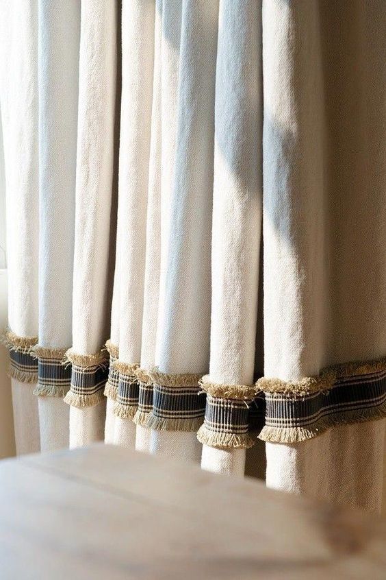 the curtains are lined up and ready for us to use in the bathroom or bedroom