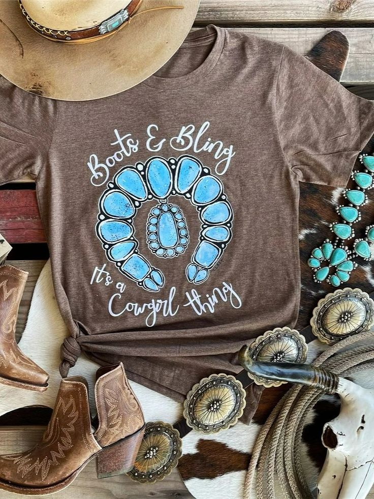 Southwestern Clothing, Retro Fashion Outfits, Cowgirl Style Outfits, Southern Outfits, Cute Country Outfits, Boot Bling, Western Graphic Tees, Native American Fashion, Vintage Lettering