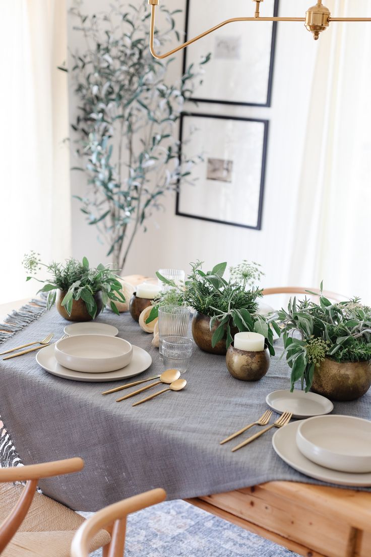 a side view of a neutral summer tablescape set in a dining room Pita Salad, Place Setting Inspiration, Open Air Market, Table Settings Everyday, Farmhouse Table Setting, Modern Tablescape, Modern Table Setting, Simple Table Settings, Tablescape Inspiration