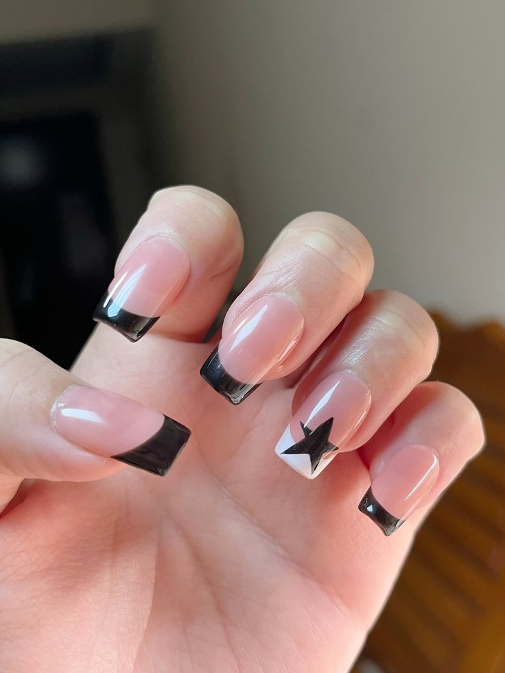 Square Nail Designs Black And White, Black French With Design, Short Black French Tip Acrylic Nails, French Tip Designs Square, Square Star Nails, Black Graduation Nails, Short Black French Tip Nails, Summer Nails Black, Black Square Nails