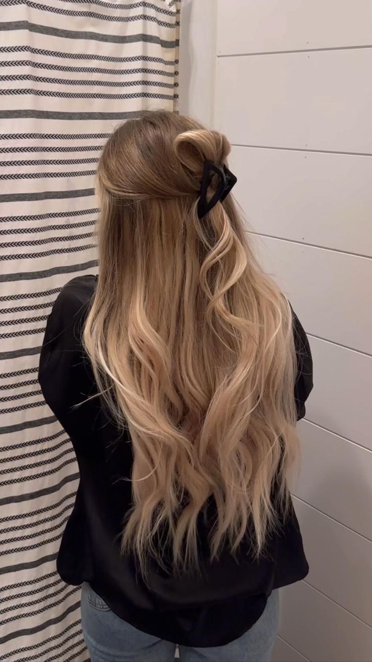 Vlasové Trendy, Clip Hairstyles, Hair Stylies, Work Hairstyles, Hair Up Styles, Hairdo For Long Hair, Hair Stylist Life, Half Up Half Down Hair, Easy Hairstyles For Long Hair