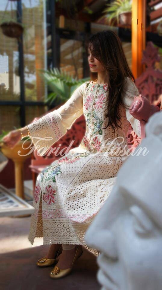 Farida hasan Farida Hassan Dresses, Farida Hasan, Chicken Shirt, Designer Kurti Patterns, Causal Dresses, Sleeves Designs For Dresses, Simple Pakistani Dresses, Indian Designer Outfits, Indian Attire