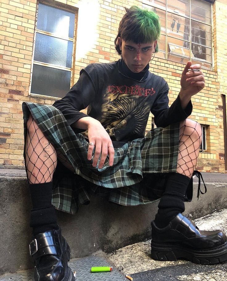 Goth Enby Outfits, Queer Goth Fashion, Men In Skirts Punk, Goth Nonbinary Fashion, Queer Alt Fashion, Masculine Skirt Outfit, Masculine Alternative Outfits, Queer Punk Fashion, Queer Masc Fashion